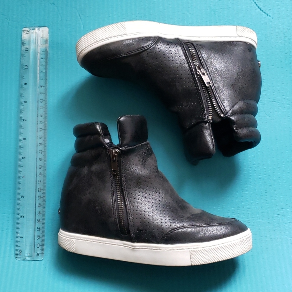 Steve Madden Black Wedge sneaker